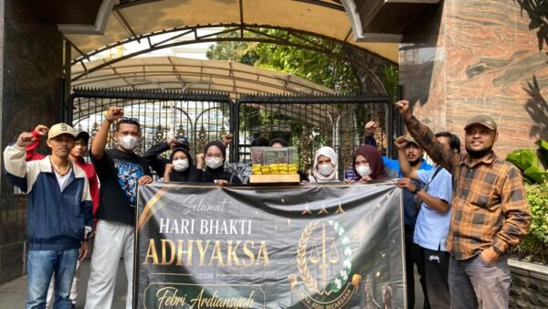 Peringati Hari Bakti Adhyaksa ke 66, BARA Kritik Kejaksaan Lewat Aksi Satir 74 Batang Emas.
