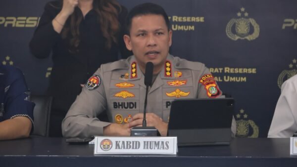 Kabidhumas Polda Metro Jaya Kombes Pol Budi Hermanto dalam konferensi pers perkembangan penanganan perkara Percetakan Mau Print di Polda Metro Jaya, Jumat, 3 Juli 2026.