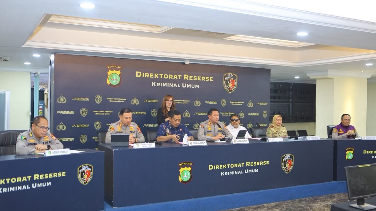Kapolres Metro Jakarta Pusat Kombes Pol Dr. Reynold E. P. Hutagalung dalam konferensi pers perkembangan penanganan perkara Percetakan Mau Print di Polda Metro Jaya, Jumat, 3 Juli 2026.