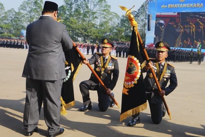 Momen simbolis penyerahan Tanda Kehormatan Nugraha Sakanti pada peringatan Hari Bhayangkara ke-80.