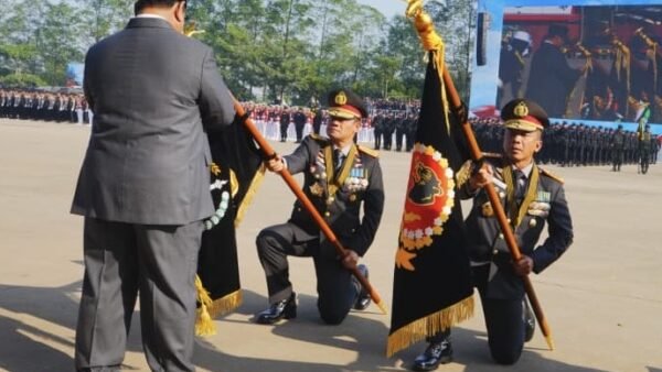 Momen simbolis penyerahan Tanda Kehormatan Nugraha Sakanti pada peringatan Hari Bhayangkara ke-80.