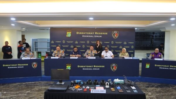 Kepala Bidang Pengawasan Ketenagakerjaan Dr. Titin Saptini, S.E., M.H. dalam konferensi pers perkembangan penanganan perkara Percetakan Mau Print di Polda Metro Jaya, Jumat, 3 Juli 2026.
