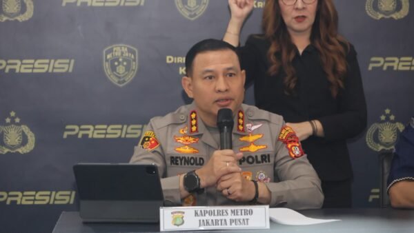 Kapolres Metro Jakarta Pusat Kombes Pol Dr. Reynold E. P. Hutagalung dalam konferensi pers perkembangan penanganan perkara Percetakan Mau Print di Polda Metro Jaya, Jumat, 3 Juli 2026.