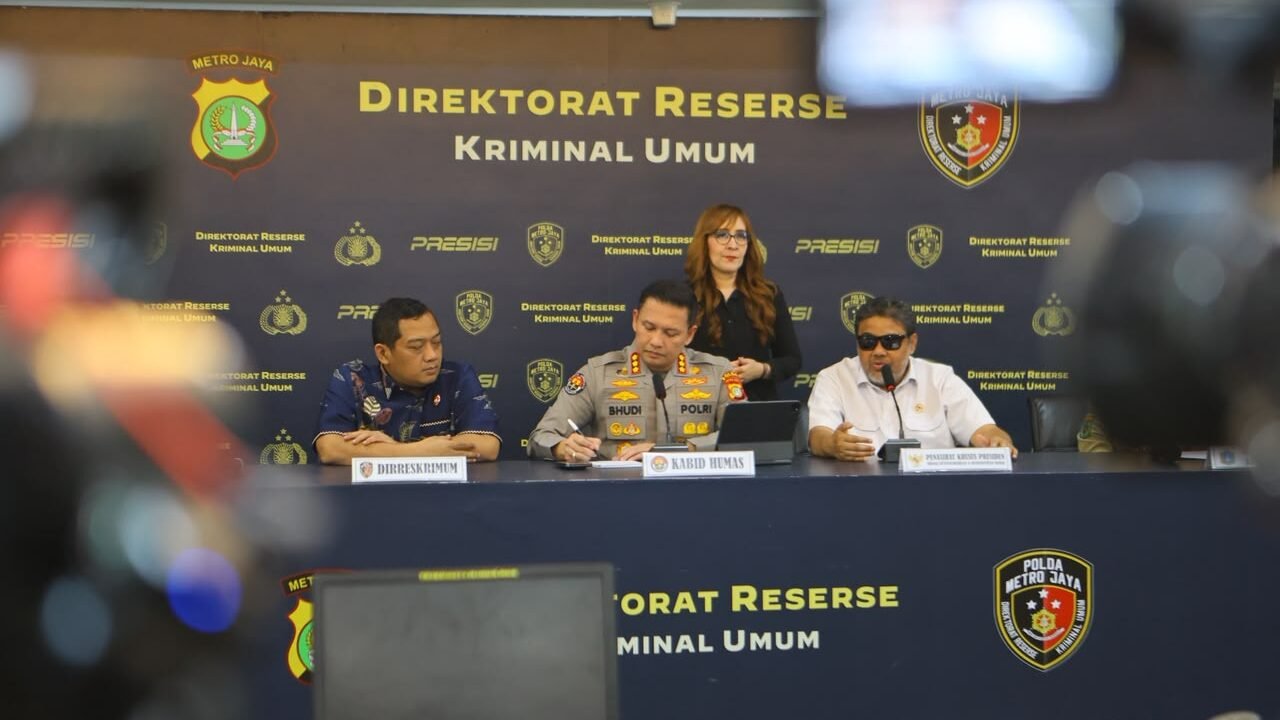 Kabidhumas Polda Metro Jaya Kombes Pol Budi Hermanto dalam konferensi pers perkembangan penanganan perkara Percetakan Mau Print di Polda Metro Jaya, Jumat, 3 Juli 2026.