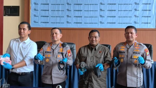Kasat Reskrim Polres Metro Jakarta Pusat AKBP Roby Heri Saputra dalam rilis perkara Percetakan Mau Print di Polres Metro Jakarta Pusat, Jumat, 26 Juni 2026.