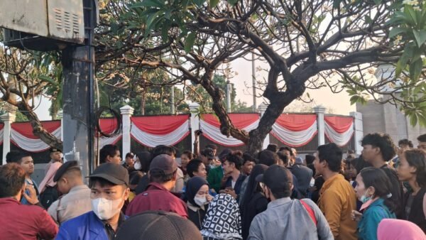 Polisi Kedepankan Pendekatan Humanis Saat Layani Massa Aksi di Depan DPR RI