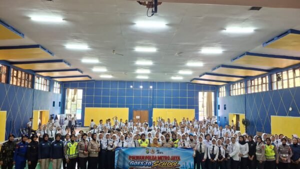 Polwan Polda Metro Jaya Edukasi 330 Pelajar SMKN 29 Jakarta soal Pergaulan Aman hingga Literasi Digital