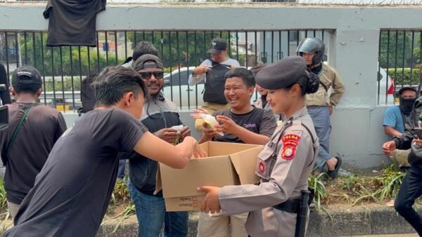 Polwan Sapa Pejuang Aspirasi, Bagikan Makanan dan Minuman di DPR