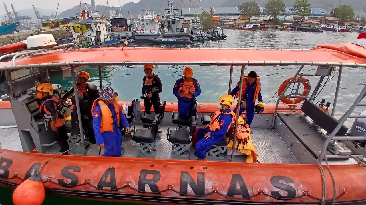 Polda Lampung Perkuat Pencarian 5 Wartawan dan 3 Kru Kapal yang Hilang Kontak di Selat Sunda