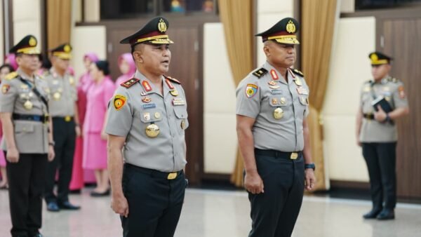 Wakapolda Metro Jaya, Irjen Pol. Dekananto Eko Purwono, S.I.K., M.H., saat ini resmi menyandang pangkat Inspektur Jenderal Polisi atau bintang dua.