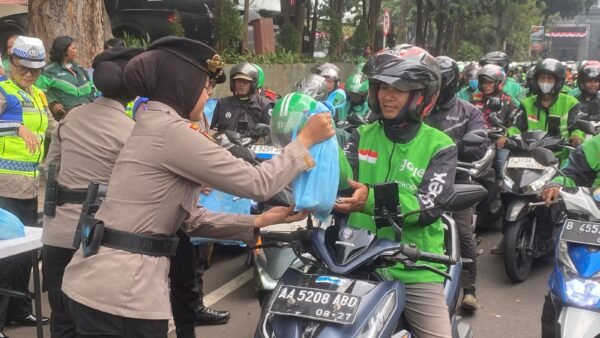Jumat Peduli, Polda Metro Jaya Berbagi Sembako kepada Pengemudi Ojol